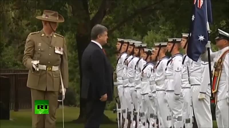 Пьяный парашенко кланяется иностранному почётному караулу