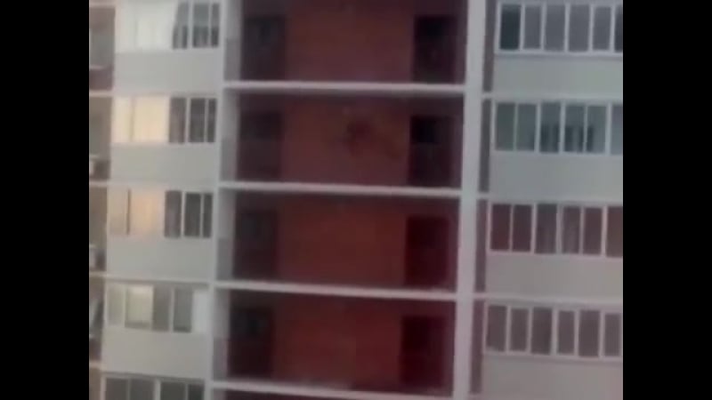 Девушка прыгала с балкона на балкон убегая от неизвестных в хабаровске