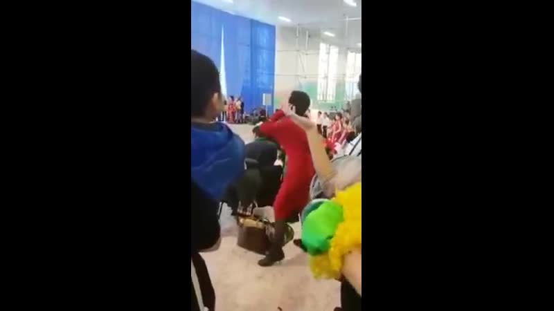 Учительница всем сердцем переживает за своих учеников