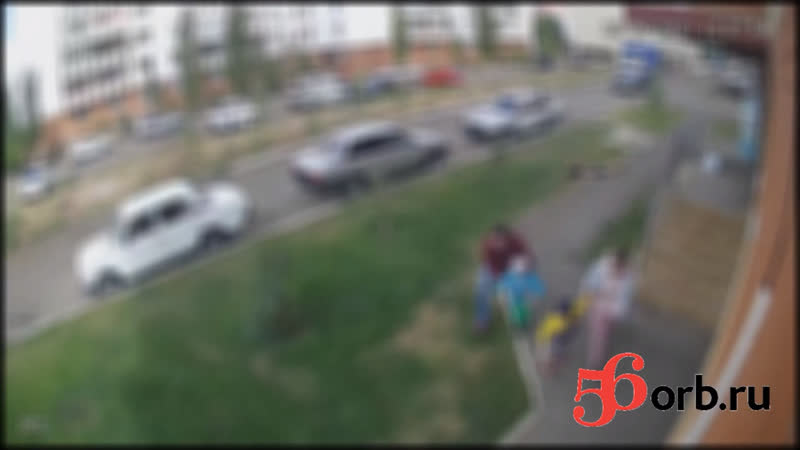 Шизик чуть не приземлился на прохожих