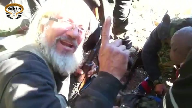 جبهة الشام ريف اللاذقية المشاهد الأولى لجثة الطيار الروسي الذي تم اسقاط طائرته في جبل التركمان