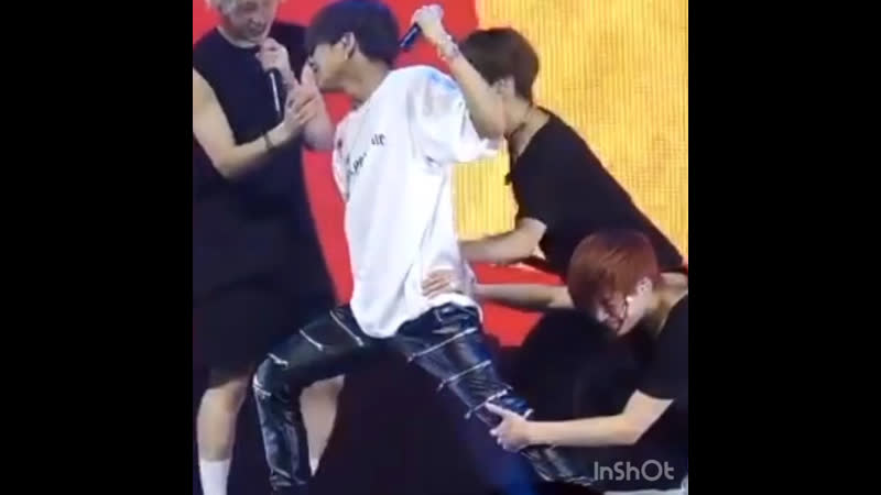 Минхо трогает джисона)