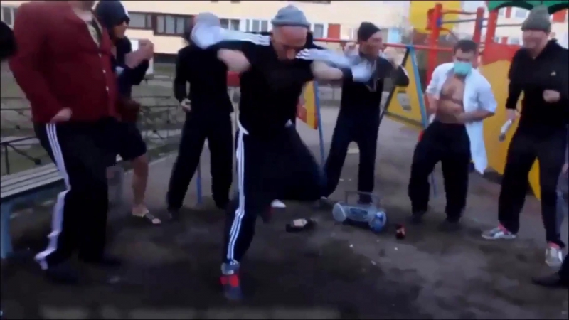 Пеннивайз танцует колбассёр по пояс голый