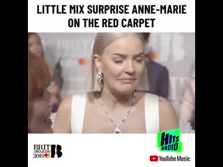 Anne marie saludando a las chicas en la alfombra roja de los brits littlemixatthebrits hatchi cutestpet iheartawards