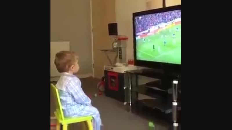 Маленький фанат «рейнджерс» празднует гол в ворота «селтика»