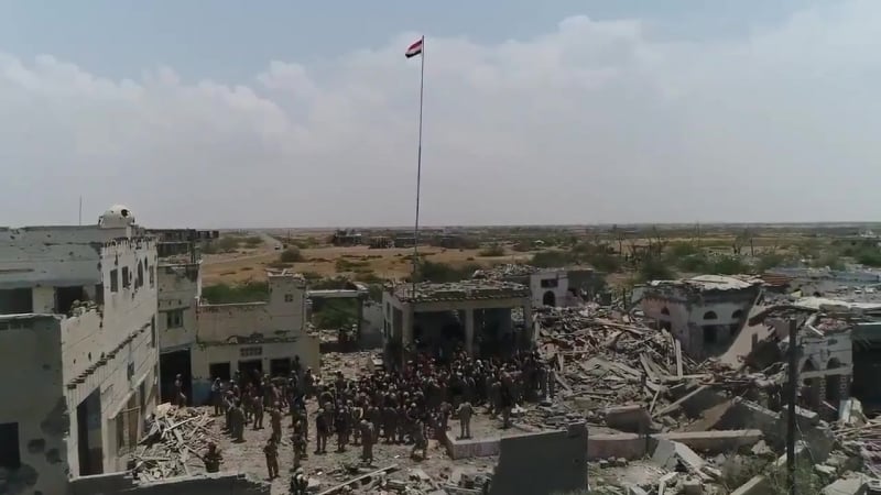 جنود وضباط الجيش الابطال يؤدون النشيد الوطنيفي وسط مدينة ميدي ويرفعون العلم الوطني بعد استكمال تطهيرها من قبل مليشيا الحوثي بحضو