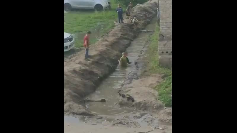 В амурской области пиздюки искупались в канаве