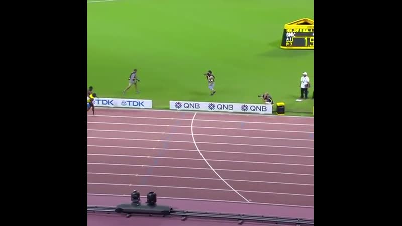 Легкоатлет помог своему измождённому сопернику добежать до финиша