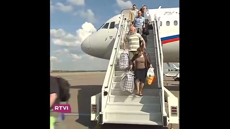 Відчуйте різницю як зустрічали полонених у росії та в україні