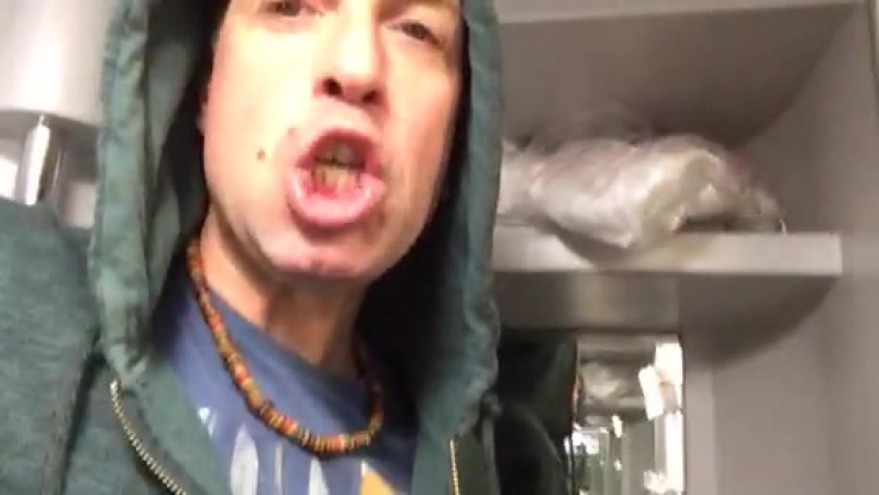 Макс покровский звуки туалета