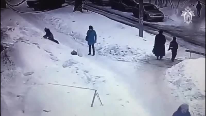Глыба льда с крыши упала на ребенка