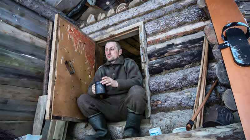Попал в сильную метель в тайге переждал непогоду в избе