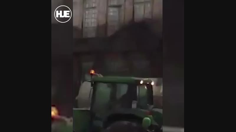 Во франции здание муниципалитета залили дерьмом