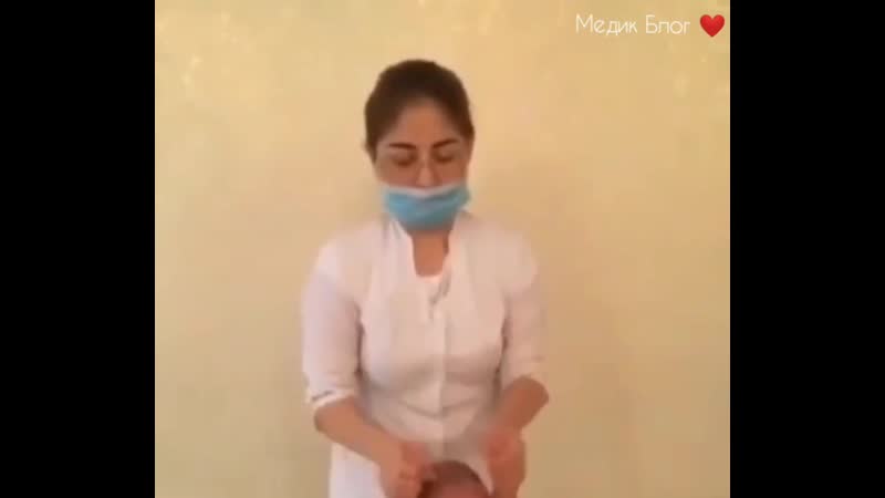 Что она делает с младенцем?