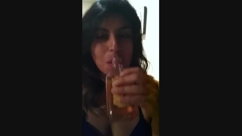 Kat hardee достает сисечки из купальника в перископе periscope