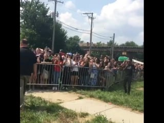 Emmyrossum when fans have been patiently waiting for hours you bring them 🍪 cookies!!!