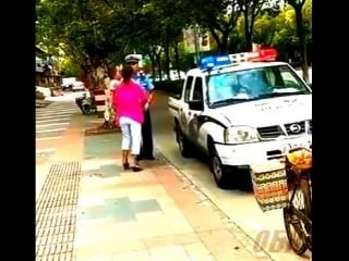 Бабушка напала на полицейских с ребенком в руках (осторожно впечатлительным)