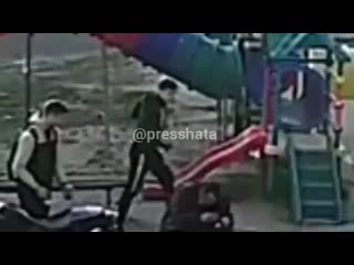 Отпинали мужика