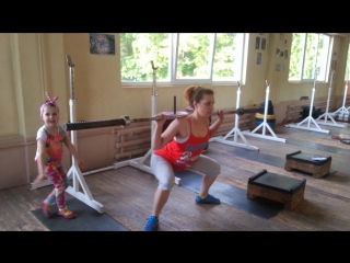 Лёка тренироа на ноги вместе с дочуркой