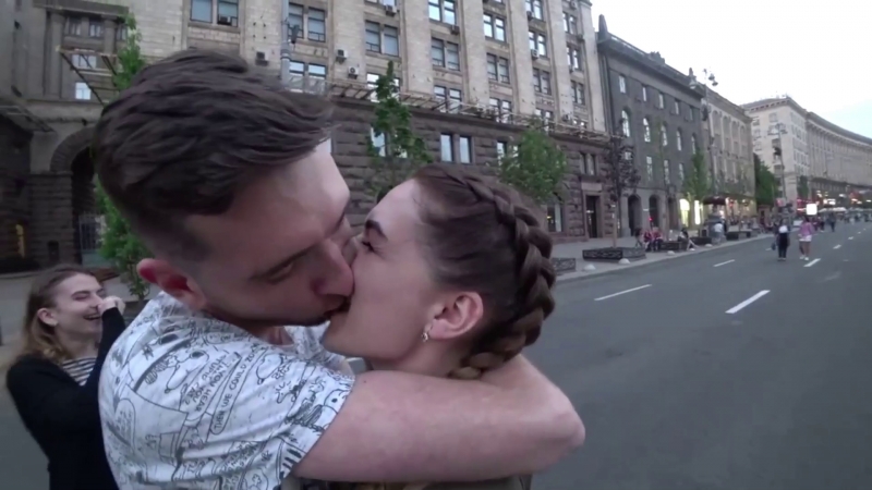 Как поцеловать девушку с помощью 1 рубля kissing prank