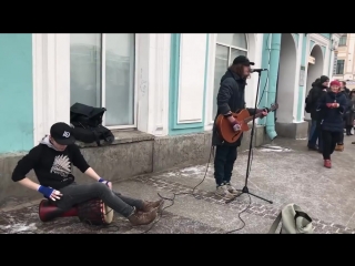 Парень спел лсп тело на улице питера