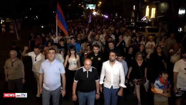 В ереване оппозиция требует отстаи премьер министра армении