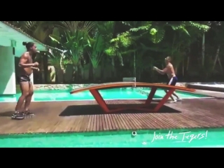 Роналдиньо показывает скилл