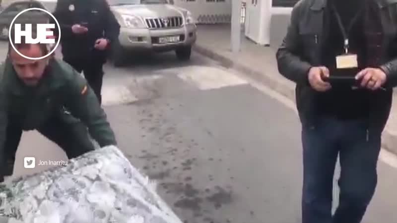 Мигранты из африки пытались пересечь границы в матрасах
