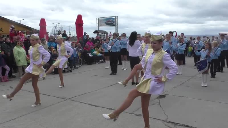 Ветер поднимает юбки у красоток с оркестра