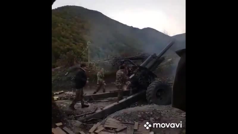 Молодые армянский боец в расчете древней гаубицы на севере нкр