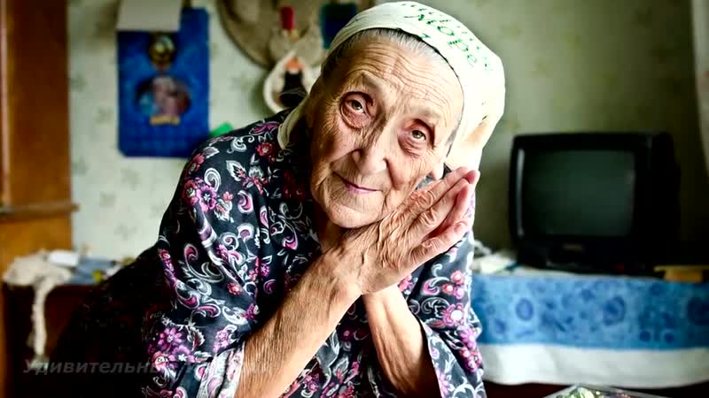 Эта бабушка нашла у себя в огороде много слитков золота! и вот что она с ними сделала