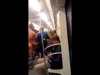 Голые в метро