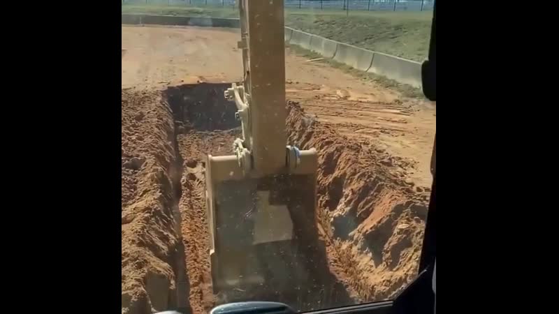 Оператор видит на экране как глубоко он копает заметки строителя