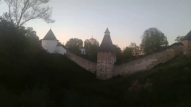 Вечерняя прогулка возле псково печерского монастыря