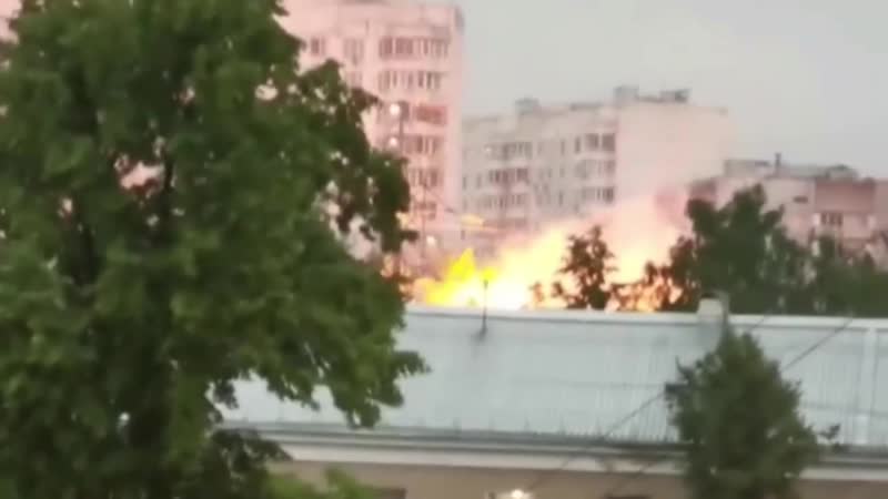 В котельниках сильный пожар очевидцы говорят, что он начался после удара молнии, из за чего произошёл обрыв высоковольтного каб