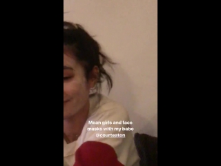 Кортни отдыхает в компании своей подруги жозефины (16/12/17)