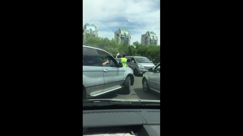 Не істеп тұр😀