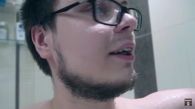 Голый булкин моется
