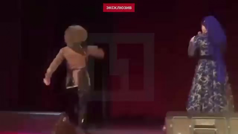 В чечне во время выступления молодые танцор