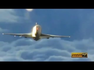 Pilot fliegt hinter einem chemtrail flieger her und filmt es