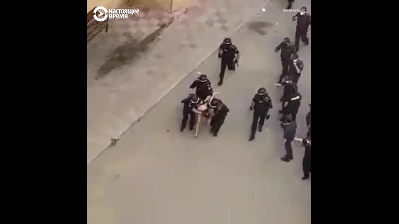 В баку рота полиции задерживала 11 человек – они бросали мусор в полицейских