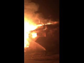 Горит расселенная двухэтажка в советском