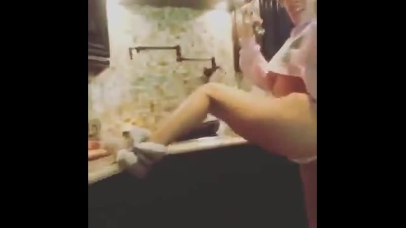 Интересно, какое блюдо она готовит кухонные танцы