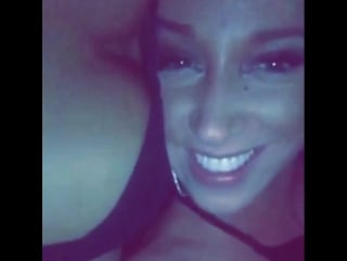 Curvy brunette performing titfuck en las tetas de porn