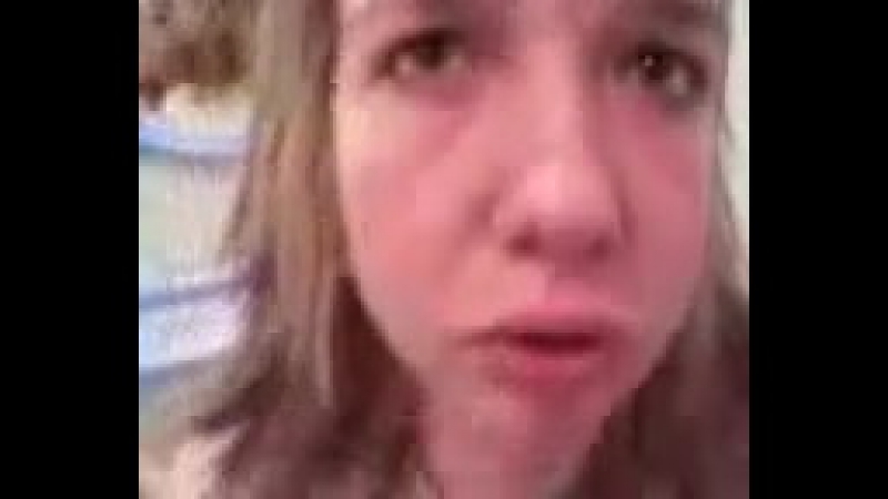 Прет синюю в ванной и прикалывается