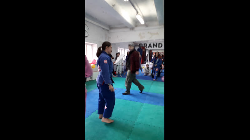 Live fight and roll girls(bjj,grappling,mma,jiujitsu)