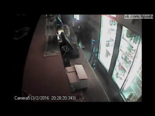 Мужик без трусов, в носках и в футболке на голове крадёт виски / naked thief breaks in