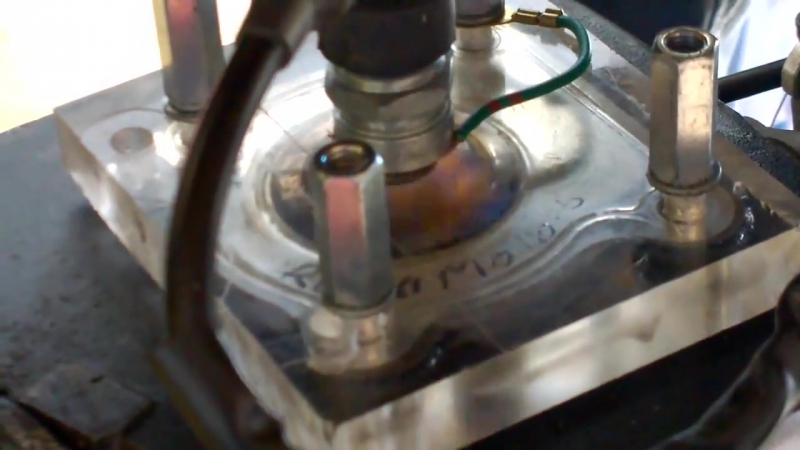 Прозрачная голоа цилиндра на мопеде