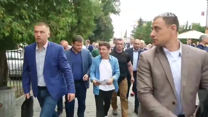 ️ від зеленського рота охорони на вулиці відштовхує людей народу слуга, народу це навіть рівень не януковича, це рівень путі