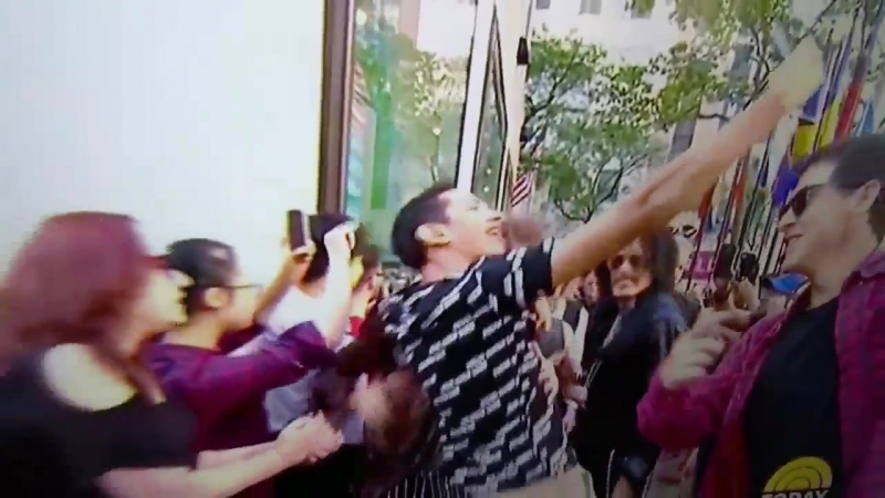 Стивен тайлер толкает поклонника!